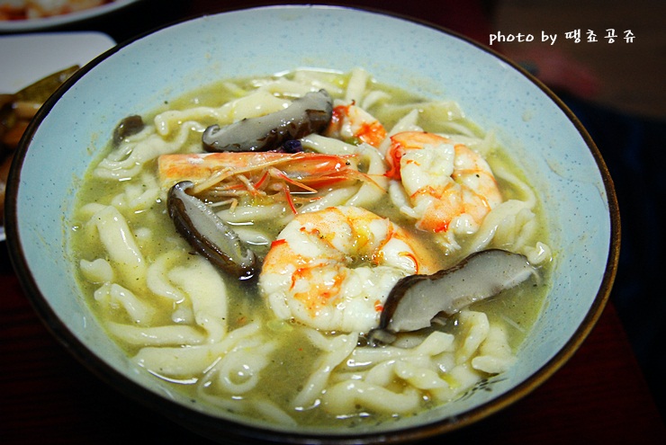 Sopa de Fideos de Mariscos Hecha a Mano con Camarones a la Sal
