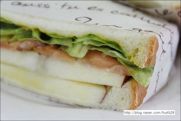 Sándwich de Salmón Ahumado con Manzana: Frescura y Sabor en Cada Bocado