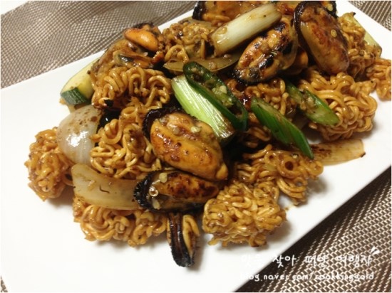 Mussel Ramyeon-ttang: Crispy, Chewy, and Flavorful
