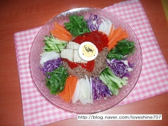 Bibim Makguksu Refrescante y Sabroso (Fideos de Trigo Sarraceno Mezclados Picantes)