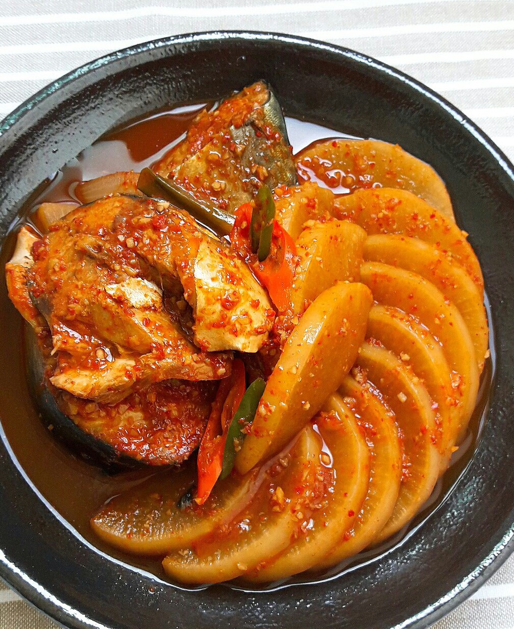 Caballa Estofada con Rábano Coreano: ¡Un festín para el arroz!