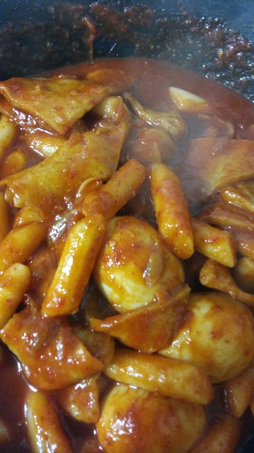 Tteokbokki Esponjoso y Delicioso con Huevos y Pastel de Pescado