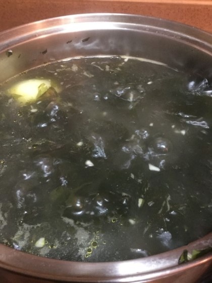Sopa de Algas Marinas con Carne de Res Clara y Sabrosa