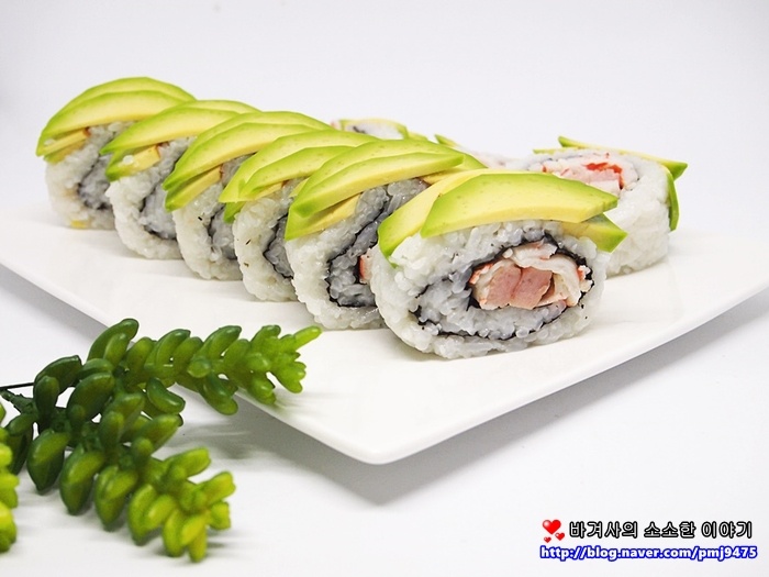 Rollos California de Aguacate Cremoso y Palitos de Cangrejo