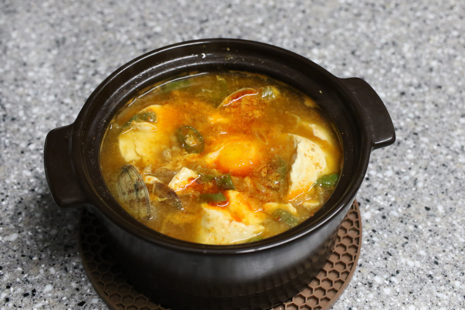 Estofado picante y refrescante de tofu blando con almejas (Sundubu Jjigae)
