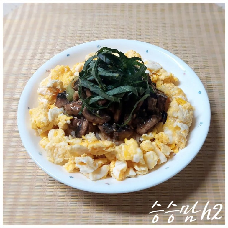 Tazón de Arroz con Champiñones Salteados y Huevos Revueltos Cremosos